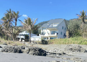 推薦全台唯一「石雨傘海景民宿」聽海浪、仰望星空、感受豪華南洋風情，一次滿足！